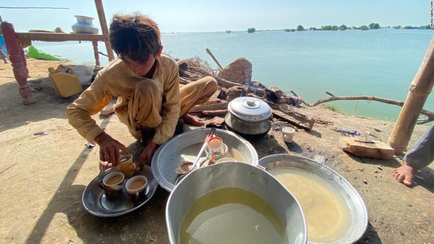 O acesso a alimentos e água potável é difícil em Khairpur Nathan Shah, província de Sindh, no Paquistão / Javed Iqbal / CNN