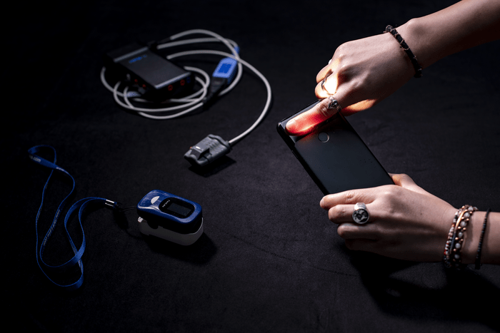 Estudo mostra que os smartphones são capazes de detectar níveis de saturação de oxigêniio no sangue / DENNIS WISE/UNIVERSIDADE DE WASHINGTON