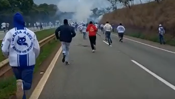 Imagens que viralizaram nas redes sociais mostram briga entre torcedores de Cruzeiro e Palmeiras