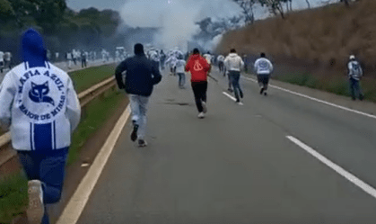 Torcidas de Cruzeiro e Palmeiras se envolvem em briga na rodovia Fernão Dias
