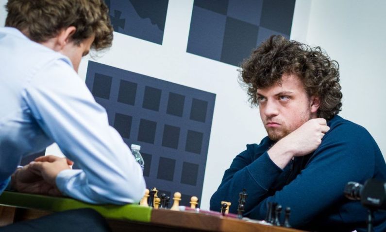 Hans Niemann enfrenta Magnus Carlsen / Reprodução/ Chessdom