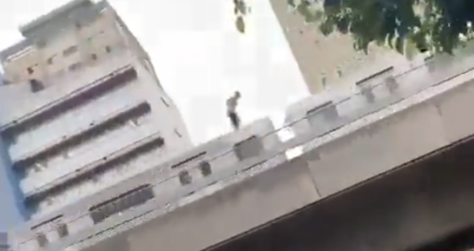 Homem é visto "surfando" em vagão do metrô de São Paulo