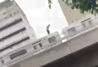 Vídeo mostra homem “surfando” em cima de vagão do metrô de São Paulo