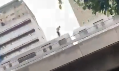 Homem é visto "surfando" em vagão do metrô de São Paulo