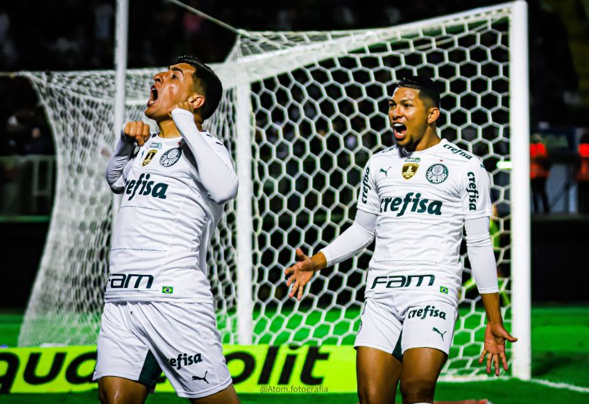 Merentiel e Rony comemoram o segundo gol do Palmeiras contra o Red Bull Bragantino, em 2022 • Vinicius Ricardo dos Santos/Onzex Press e Imagens/Estadão Conteúdo