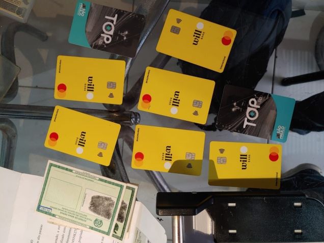 Cartões e documentos falsificados pelos criminosos. Divulgação/Polícia Federal