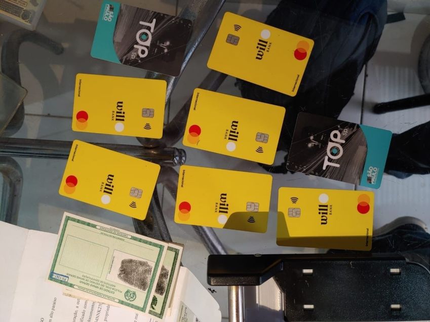 Cartões e documentos falsificados pelos criminosos. Divulgação/Polícia Federal