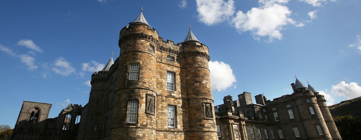 Vistas gerais do Palácio de Holyroodhouse, Edimburgo / David Cheskin/Royal Collection Trust