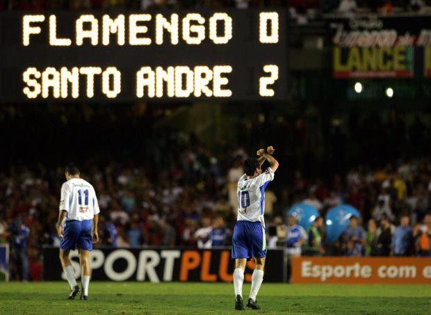 Santo André aplicou um 2 a 0 em pleno Maracanã contra o Flamengo para se consagrar campeão da Copa do Brasil de 2004. / Santo André / Reprodução