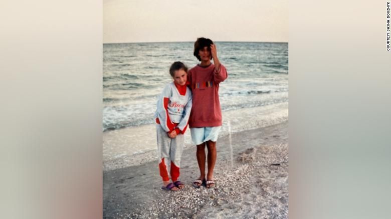 Sasha Dovzhyk com sua tia, Tetiana, na região de Zaporizhzhia, em 1994 / Sasha Dovzhyk / Arquivo Pessoal