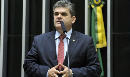 Vice na chapa de Cláudio Castro ao governo do RJ é alvo de operação da PF