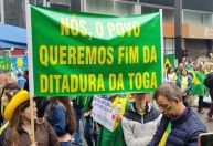 Manifestantes exibem cartazes contra STF em atos pró-Bolsonaro