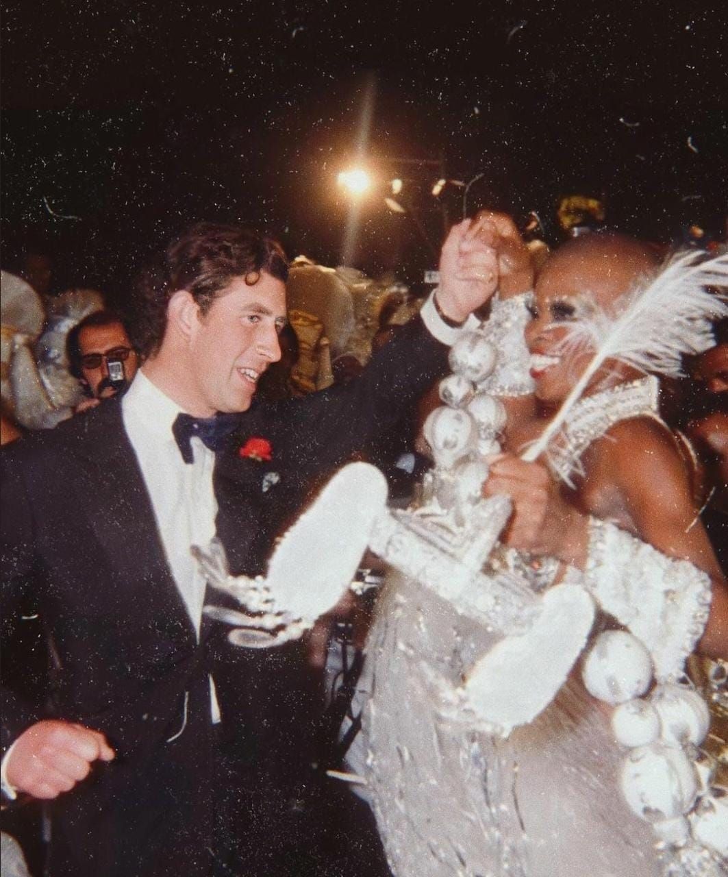 O então príncipe Charles dança com a destaque da Beija-Flor, Pinah Ayoub, no Rio de Janeiro, em 1978. / Ascom Pinah / Reprodução
