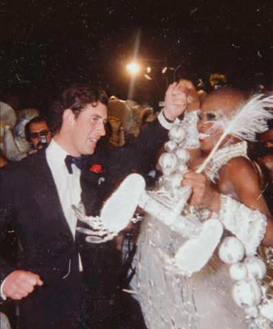O então príncipe Charles dança com a destaque da Beija-Flor, Pinah Ayoub, no Rio de Janeiro, em 1978. / Ascom Pinah / Reprodução