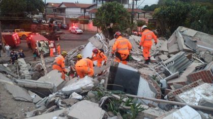 Prédio de cinco andares desaba em Belo Horizonte e deixa ao menos um morto