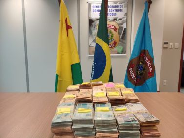 Dinheiro apreendido pela Polícia Federal em operação no Acre