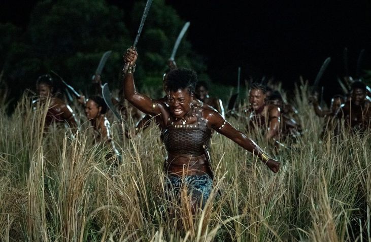 "Tive que seguir um plano alimentar, além de treinar cinco horas por dia", disse Viola Davis em coletiva/ Sony Pictures