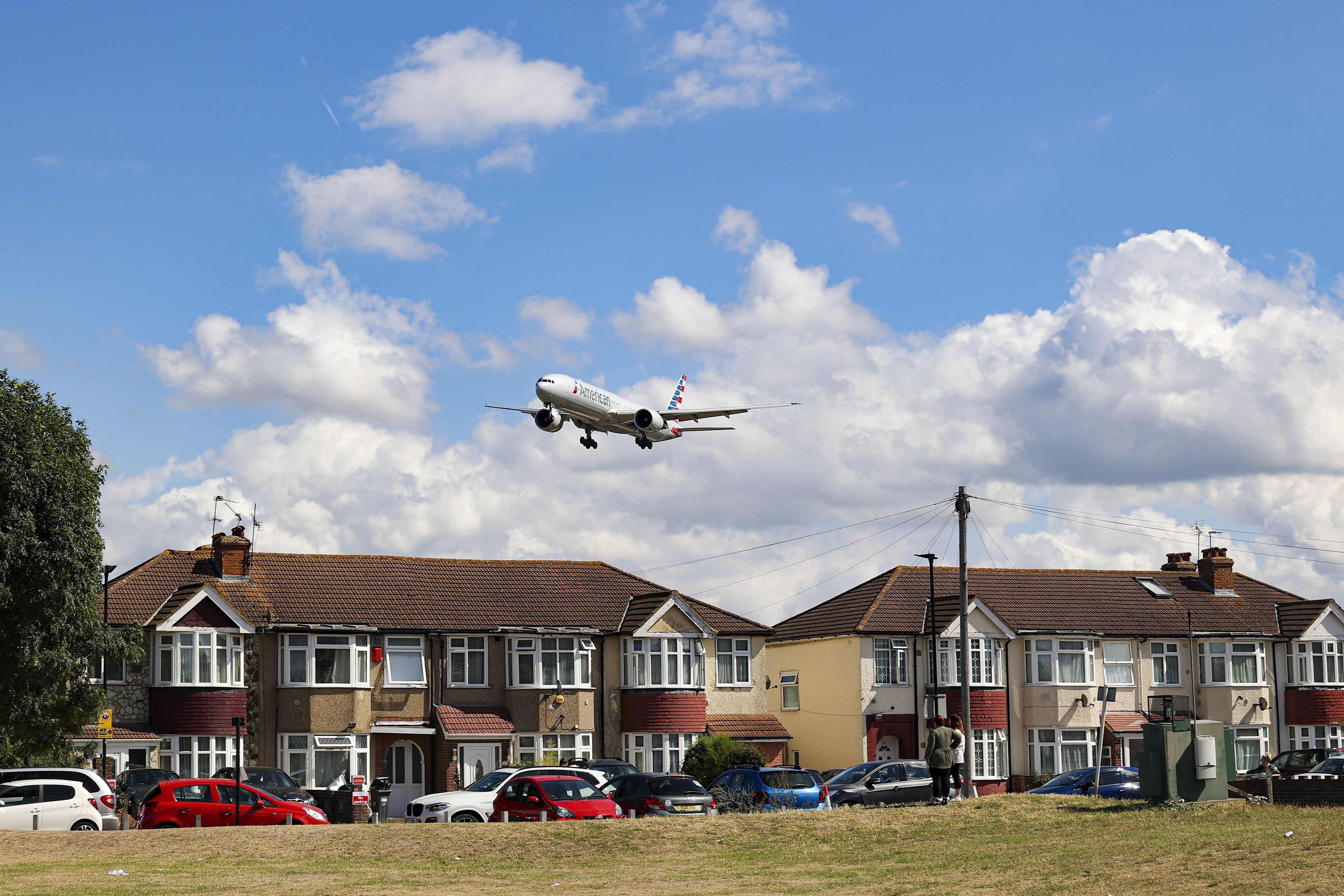 Imagem de destaque do post: Aeroporto de Heathrow cancela voos para manter silêncio em cortejos em Londres