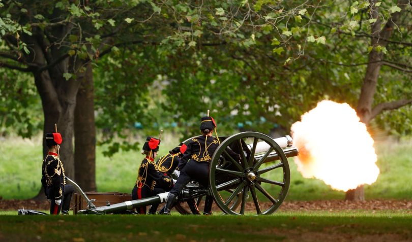 A Royal Gun Salute Tiros de canhão são disparados na chegada do cortejo da rainha Elizabeth II. / REUTERS/Jason Cairnduff
