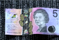Austrália se diz aberta a substituir imagem da rainha nas notas de cinco dólares