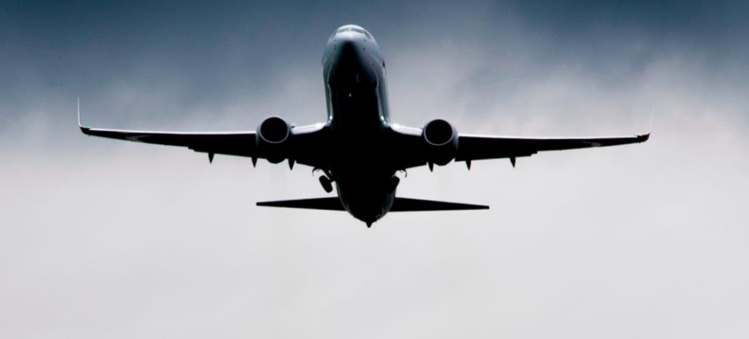 Um voo decola no Aeroporto Nacional Ronald Reagan Washington em Arlington, no estado americano da Virgínia, em 8 de julho de 2019, após uma tempestade atrasar os voos. Reprodução/Jim Watson/AFP/Getty Images