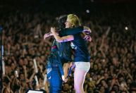 Fã brasileira que subiu ao palco do Green Day diz que banda salvou sua vida