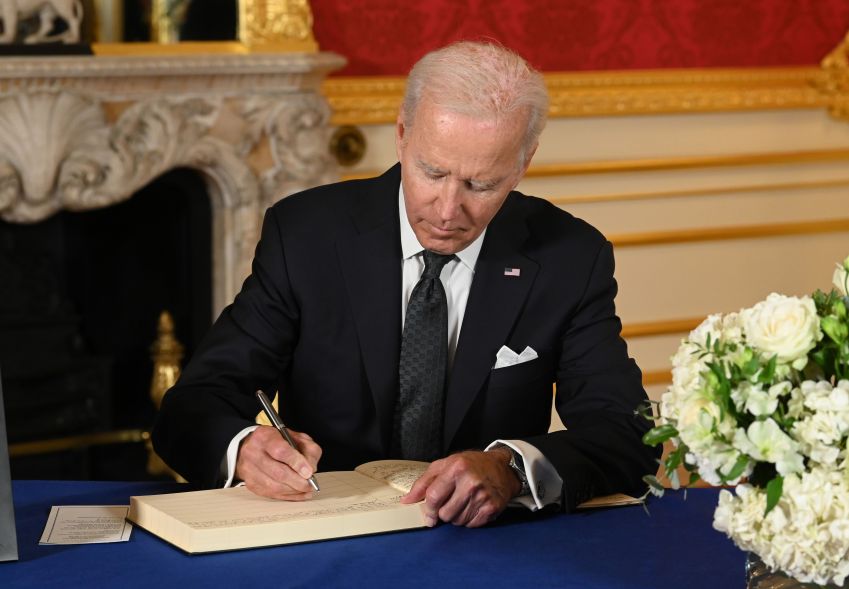 Presidente dos Estados Unidos, Joe Biden, assina livro de condolências da rainha Elizabeth II. / Jonathan Hordle/WPA Pool/Getty Images