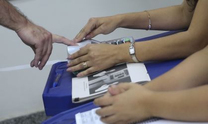 Eleitores votam em quase 497 mil seções; aumentam cidades para voto no exterior