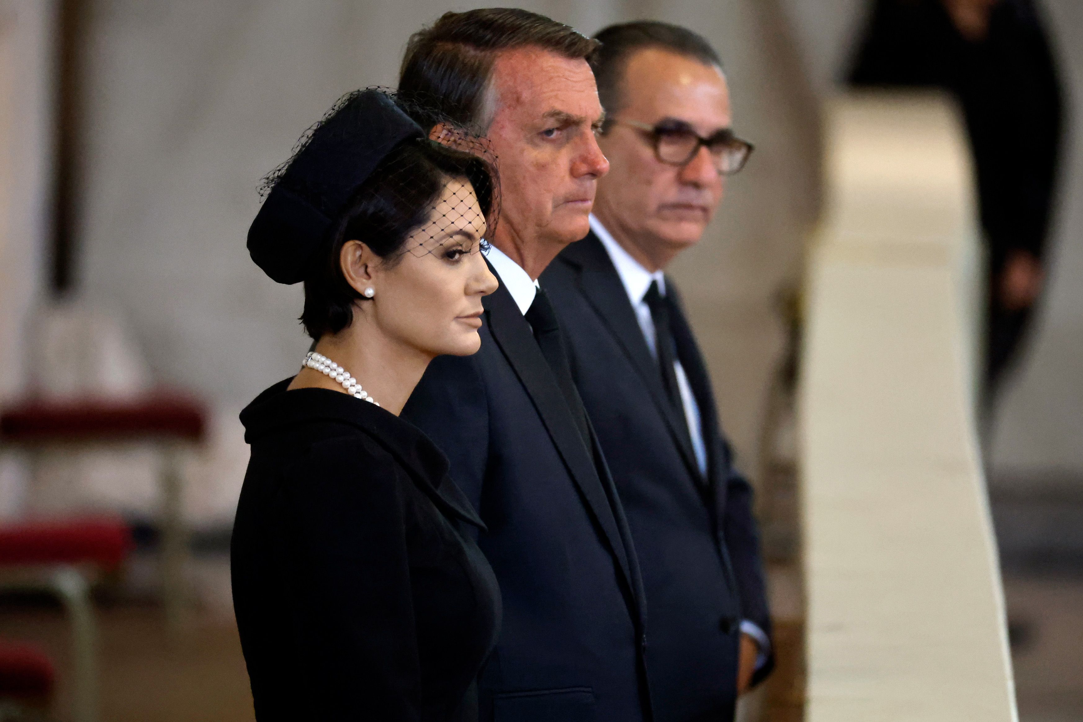 LONDRES, INGLATERRA - 18 DE SETEMBRO: O presidente Jair Bolsonaro do Brasil e sua esposa Michelle Bolsonaro prestam homenagem ao caixão coberto de bandeira da rainha Elizabeth II deitado no catafalco no Westminster Hall em 18 de setembro de 2022 em Londres, Inglaterra. Os membros do público podem prestar homenagem a Sua Majestade a Rainha Elizabeth II durante 23 horas por dia, das 17:00 de 18 de setembro de 2022 às 06:30 de 19 de setembro de 2022. A Rainha Elizabeth II morreu no Castelo de Balmoral, na Escócia, em setembro 8, 2022, e é sucedida por seu filho mais velho, o rei Carlos III. (Foto de Chip Somodevilla/Getty Images)