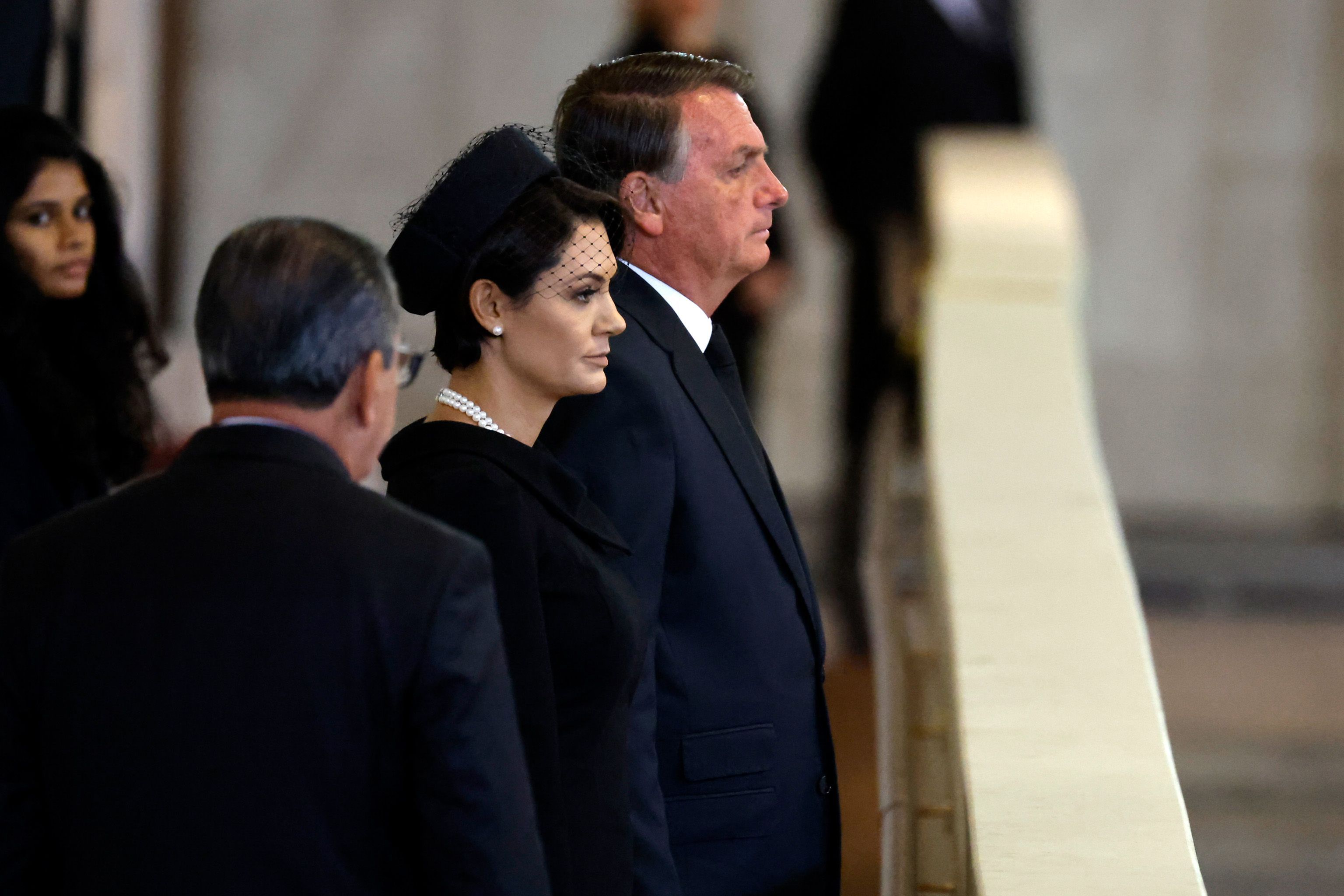 Presidente Jair Bolsonaro (PL) ao lado da esposa, Michelle, em velório da rainha Elizabeth II. Foto: Somodevilla/Getty Images
