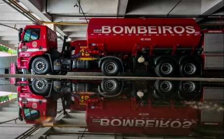 Caminhão do Corpo de Bombeiros da PM do Estado de SP: incêndio na região metropolitana mobilizou ao menos 30 bombeiros nesta segunda-feira (23)