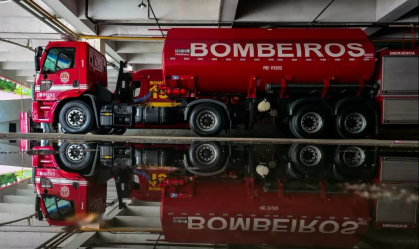 Incêndio atinge mais de 100 veículos em pátio na Região Metropolitana de SP