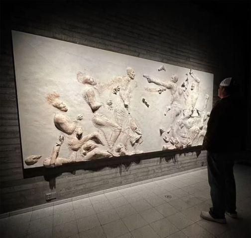 Obra assinada por Brad Pitt em exposição na Finlândia/Divulgação