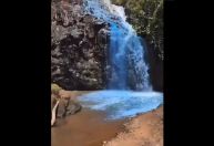Autoridades de MT apuram possível contaminação em cachoeira tingida para “chá-revelação”