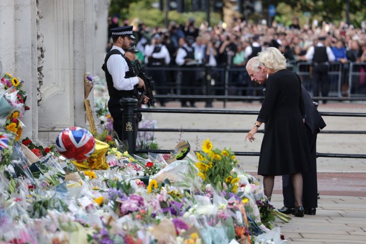 Rei Charles III e Camilla, rainha consorte veem homenagens à falecida rainha Elizabeth II fora do Palácio de Buckingham / Chris Jackson/Getty Images