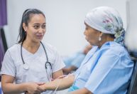 Imunoterapia antes de cirurgia de melanoma avançado reduz o risco de recidiva