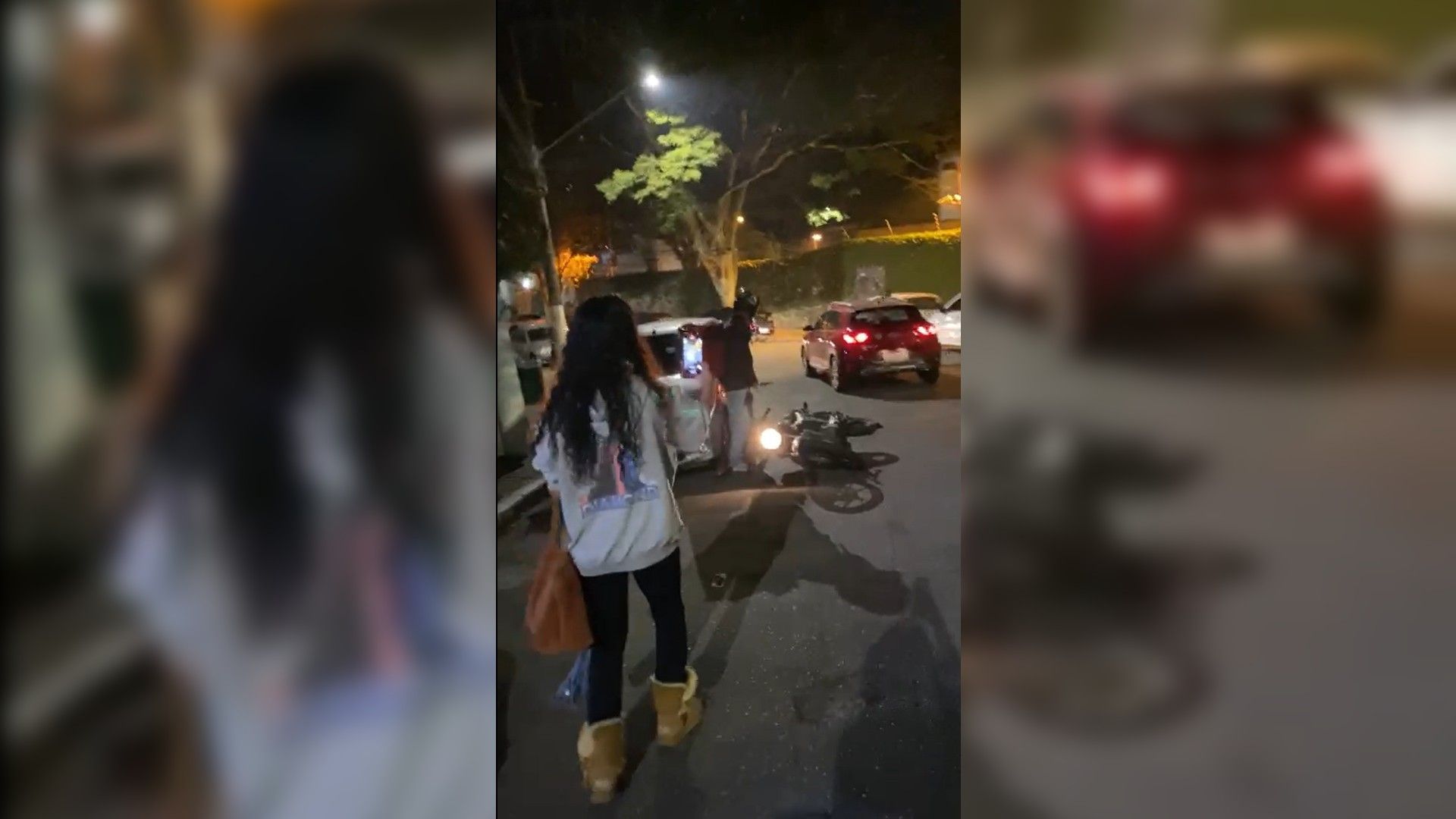 Ricardo Salles derruba moto de entregador ao deixar faculdade em meio a ataques / Maria Castelliano