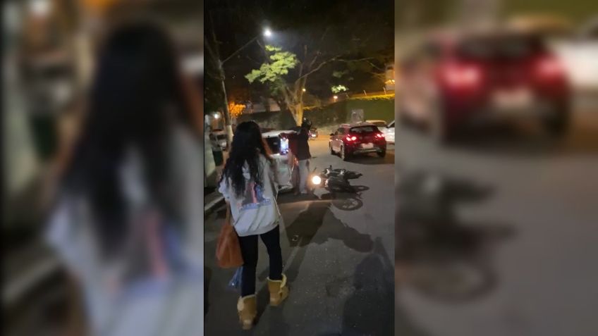 Ricardo Salles derruba moto de entregador ao deixar faculdade em meio a ataques / Maria Castelliano