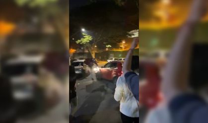 Ricardo Salles derruba moto de entregador após ter comitiva atacada em evento