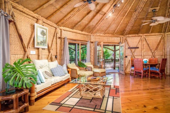 "Viver em uma casa de bambu é "como morar em um móvel" por seu artesanato único/ Jonathan Davis/Spaces808.com