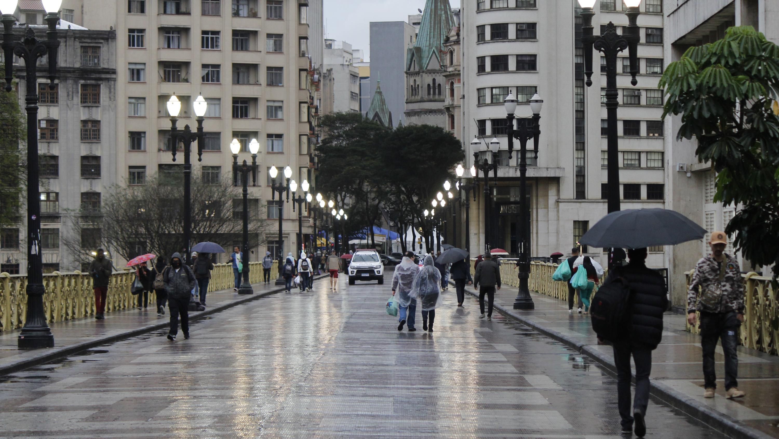 CLIMATEMPO CENTRO DE SÃO PAULO SP - CLIAMATEMPO-CENTRO-SÃO-PAULO - GERAL - Tarde de frio e chuva na região central da cidade de São Paulo, SP, nesta quarta-feira, 14. 14/09/2022 - Foto: WILLIAN MOREIRA/FUTURA PRESS/FUTURA PRESS/ESTADÃO CONTEÚDO