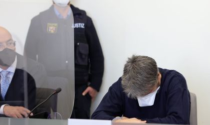 Alemão é condenado à prisão perpétua por matar caixa que pediu uso de máscara