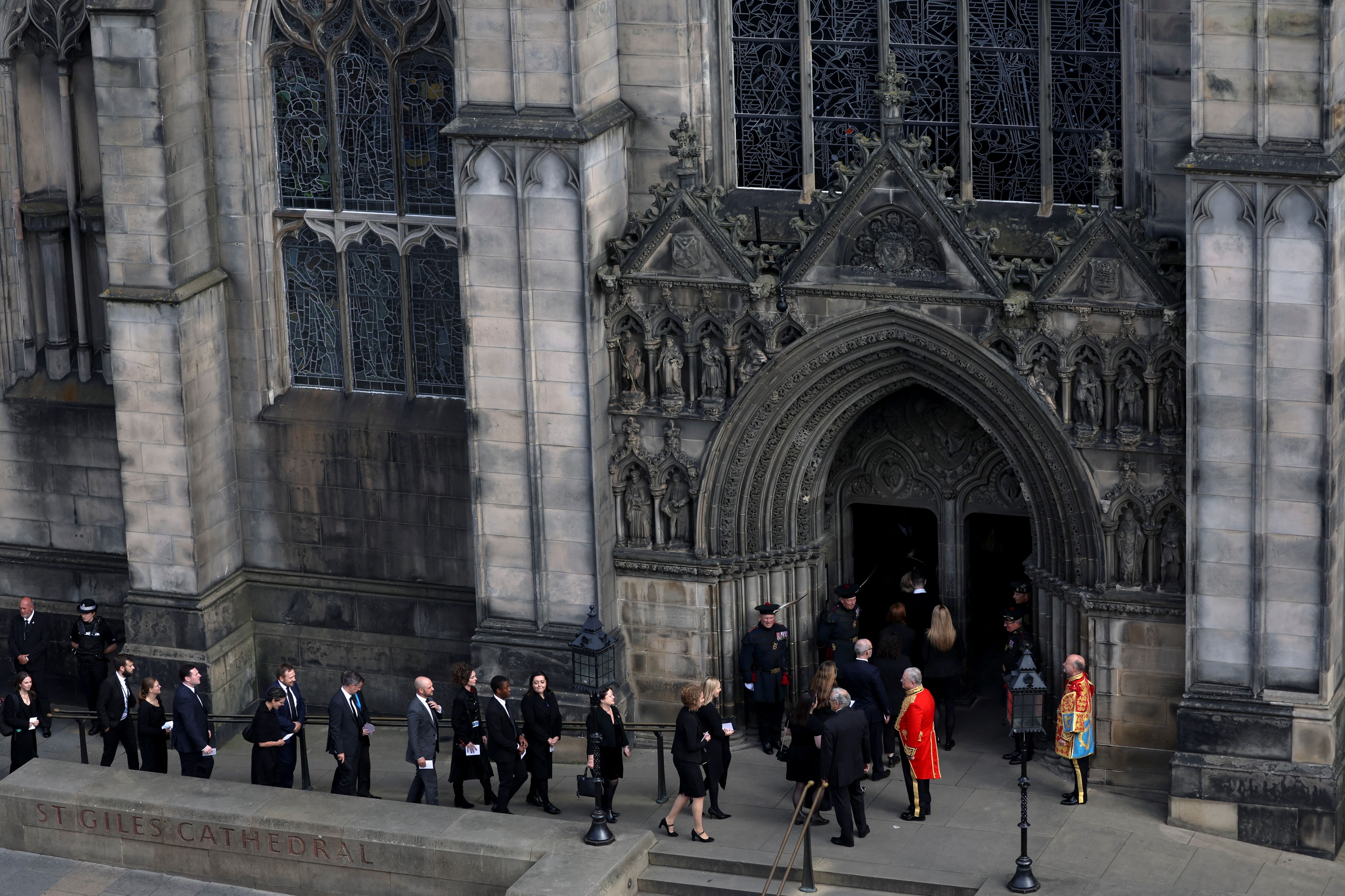 O rei Charles III se junta à procissão que acompanha o caixão da rainha até a Catedral de St Giles / Russell Cheyne-WPA Pool/Getty Images