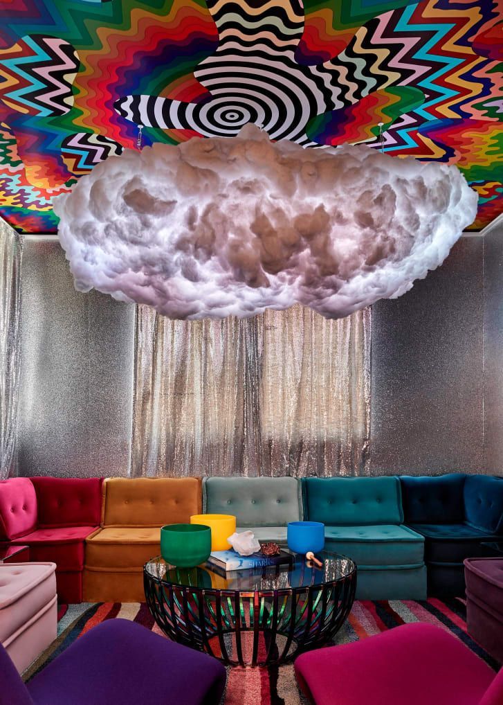 A "sala de cogumelos" onde Lovato e seus convidados gostam de ouvir música enquanto observam a lâmpada de nuvem interativa mudar de cor/