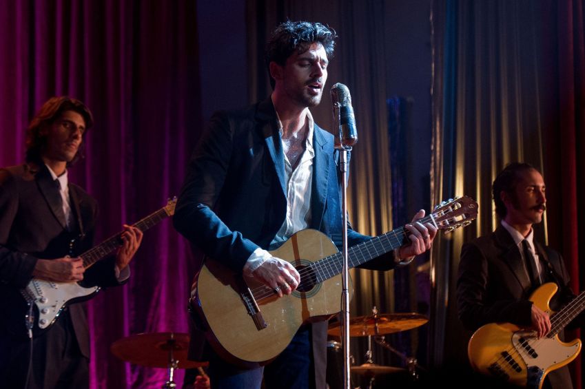 Michele Morrone estrela o filme "Duetto" como o cantor Marcello Bianchini/ Divulgação