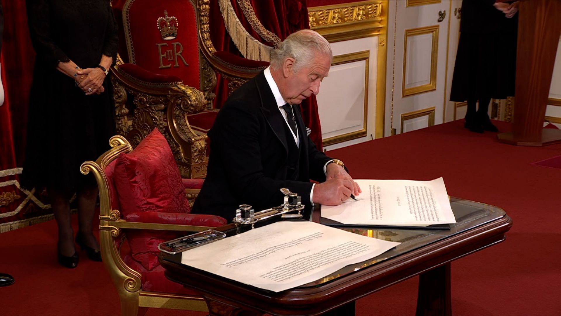 Rei Charles III assina sua proclamação como monarca britânico.