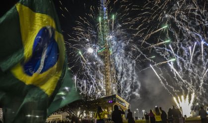Fogos de artifício e buzinaço marcam a virada do 7 de Setembro em Brasília