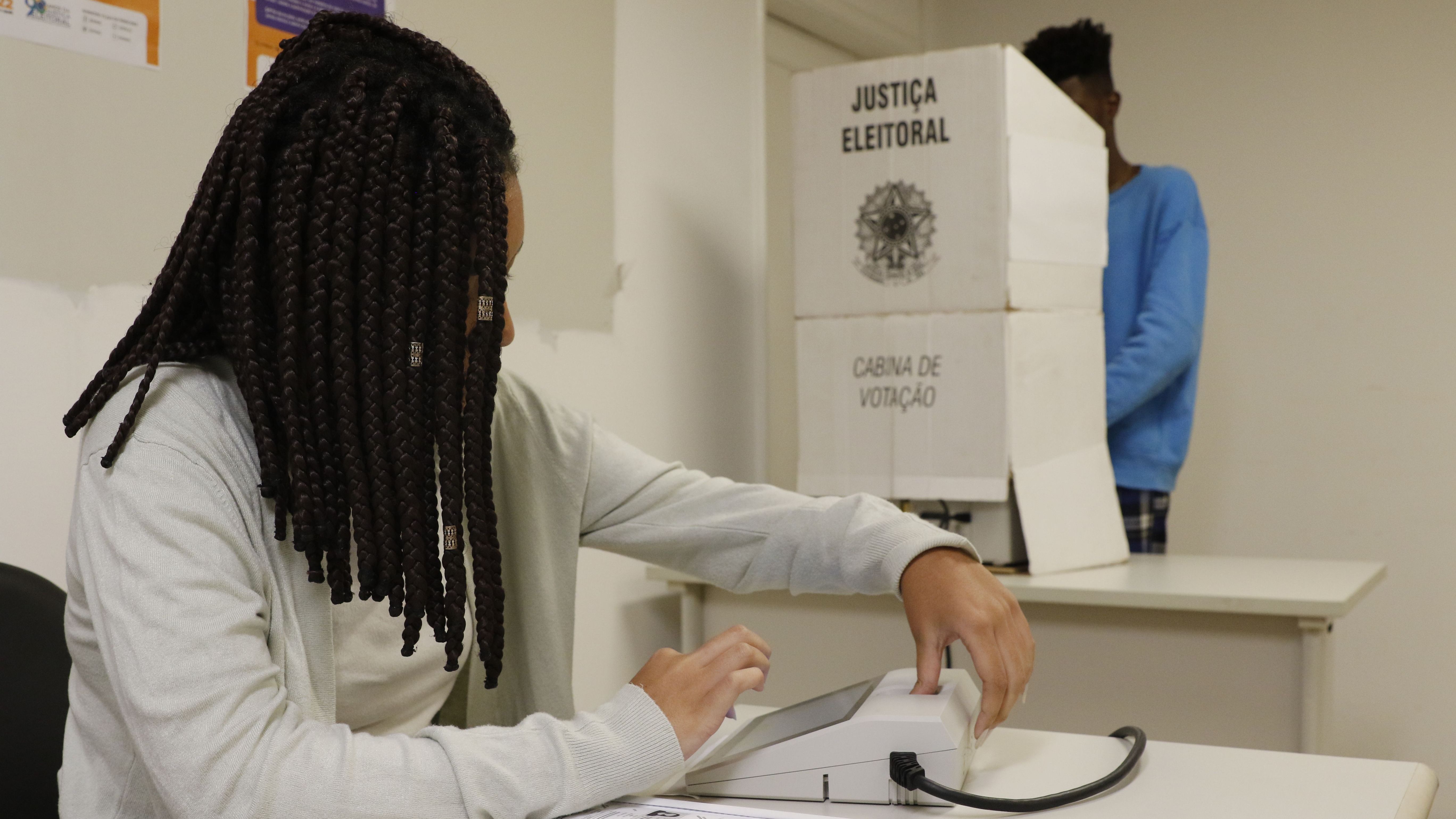 Eleições 2022 | votação | urna eletrônica | votação | eleição presidencial | pleito | tribunal superior eleitoral (tse) | Cabina de votação com a nova urna modelo UE2020 | biometria