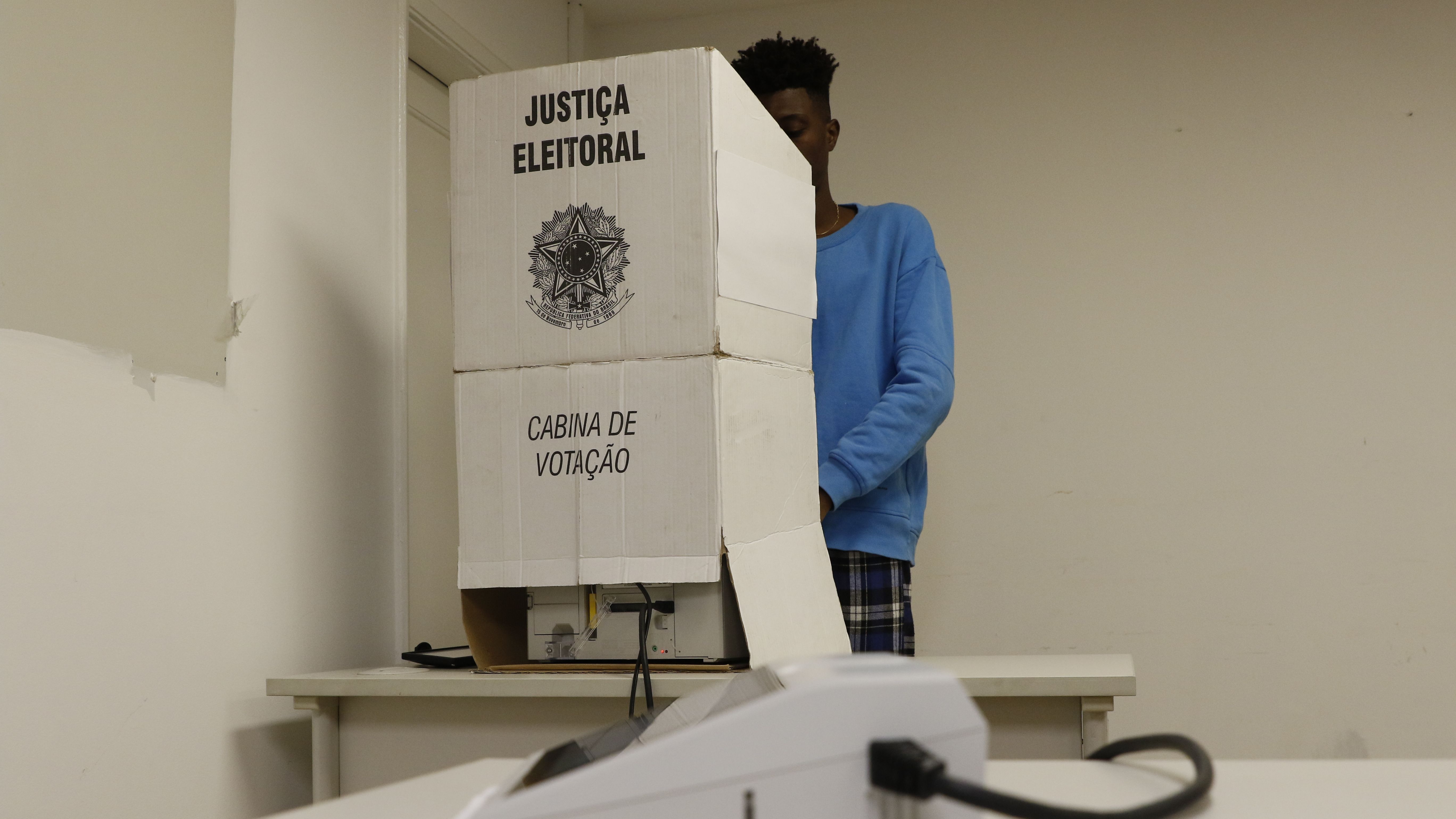 Eleições 2022 | votação | urna eletrônica | votação | eleição presidencial | pleito | tribunal superior eleitoral (tse) | Cabina de votação com a nova urna modelo UE2020 | biometria