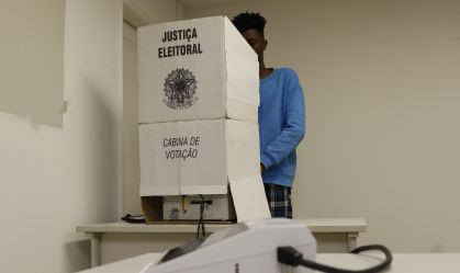 Resultados das urnas divergem das pesquisas eleitorais em 21 estados e no DF